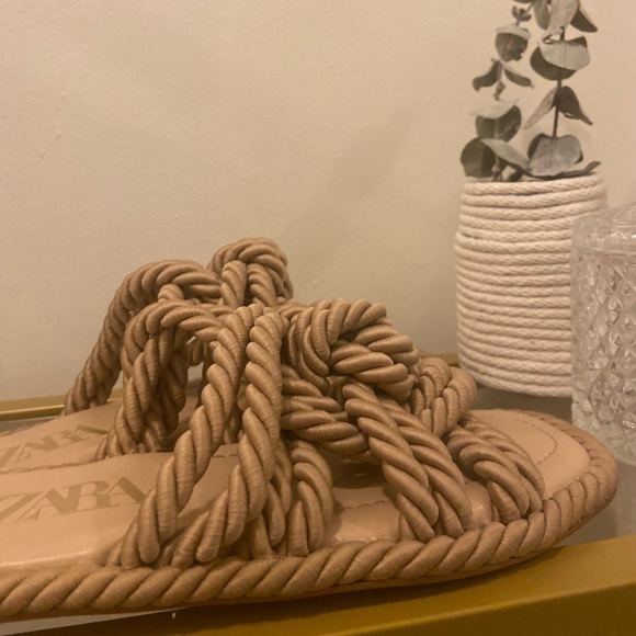 ZARA LOW HEEL KNOTTED SLIDE SANDALS, size
5, colour MINK GRAY - very unique! - Picture 6 of 8